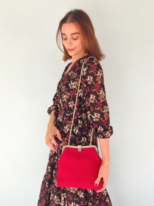 Χειροποίητη Πλεκτή Κόκκινη Τσάντα με Vintage Κούμπωμα και Χρυσή Αλυσίδα | CHRISARTI