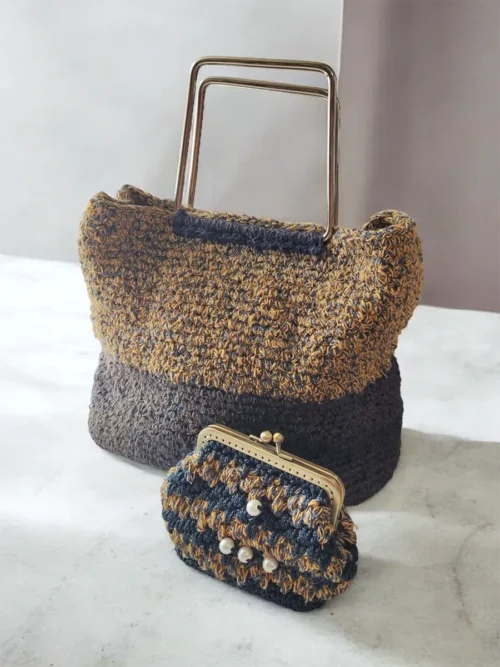 Χειροποίητο Πλεκτό Πορτοφόλι σε Μπλε-Μπεζ Χρώμα με Vintage Κούμπωμα και Διακοσμητικές Πέρλες | CHRISARTI