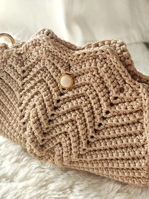 Χειροποίητο Πλεκτό Τσαντάκι σε Σχέδιο Αχιβάδα με Χρυσή Αλυσίδα και Διακοσμητικό Στοιχείο Πέρλας | CHRISARTI