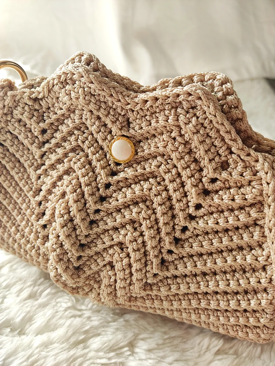 Χειροποίητο Πλεκτό Τσαντάκι σε Σχέδιο Αχιβάδα με Χρυσή Αλυσίδα και Διακοσμητικό Στοιχείο Πέρλας | CHRISARTI