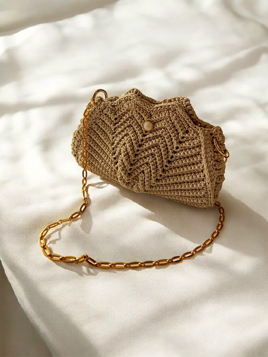Χειροποίητο Πλεκτό Τσαντάκι σε Σχέδιο Αχιβάδα με Χρυσή Αλυσίδα και Διακοσμητικό Στοιχείο Πέρλας | CHRISARTI