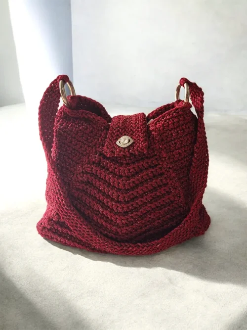 Χειροποίητη Πλεκτή Τσάντα από Μπορντό Μεταλλόνημα με Χρυσές Λεπτομέρειες και Διακοσμητικό Κρύσταλλο | CHRISARTI