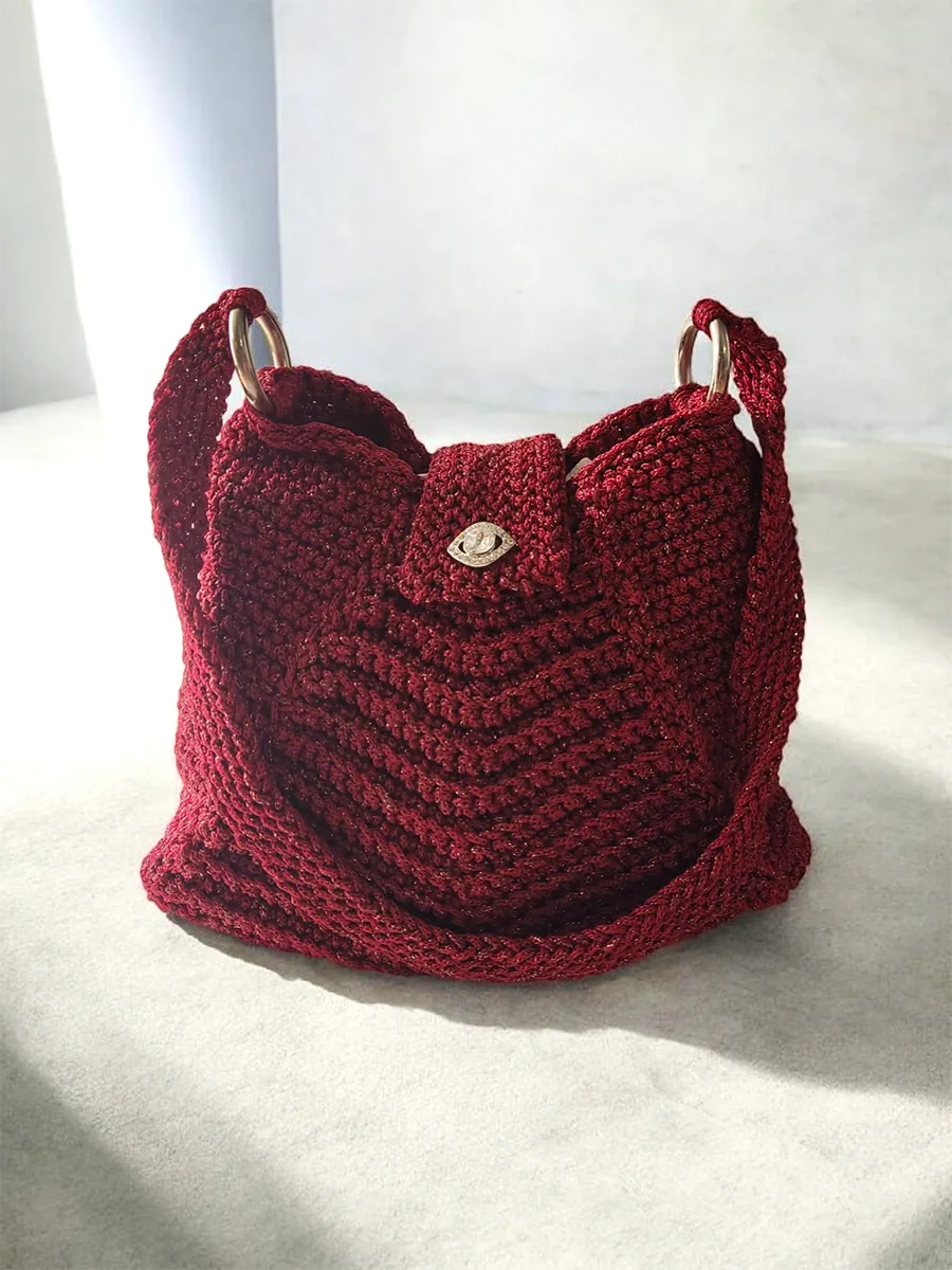 BAG-0043 (1) Χειροποίητη Πλεκτή Τσάντα από Μπορντό Μεταλλόνημα με Χρυσές Λεπτομέρειες και Διακοσμητικό Κρύσταλλο | CHRISARTI