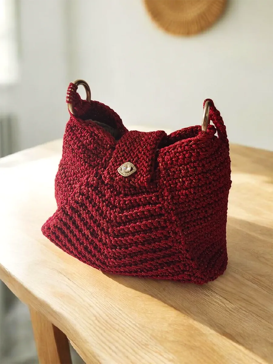 Χειροποίητη Πλεκτή Τσάντα από Μπορντό Μεταλλόνημα με Χρυσές Λεπτομέρειες και Διακοσμητικό Κρύσταλλο | CHRISARTI