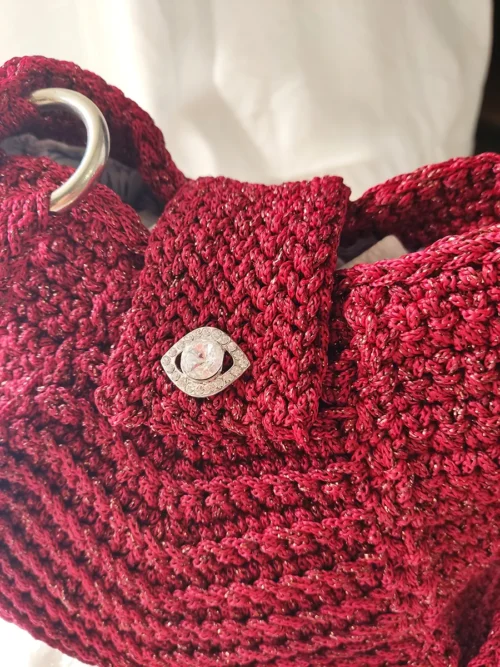 Χειροποίητη Πλεκτή Τσάντα από Μπορντό Μεταλλόνημα με Χρυσές Λεπτομέρειες και Διακοσμητικό Κρύσταλλο | CHRISARTI