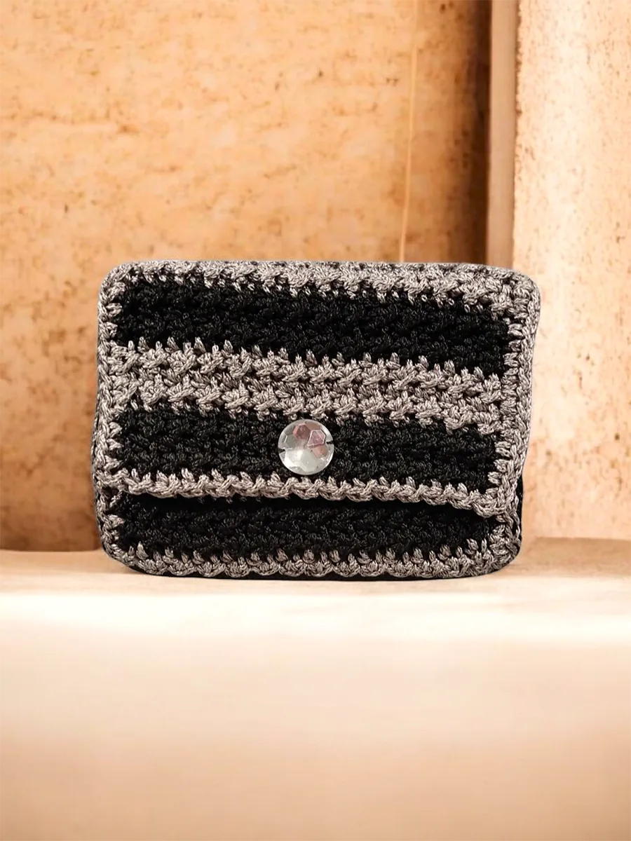 Χειροποίητη πλεκτή τσάντα φάκελος σε μαύρο-ασημί