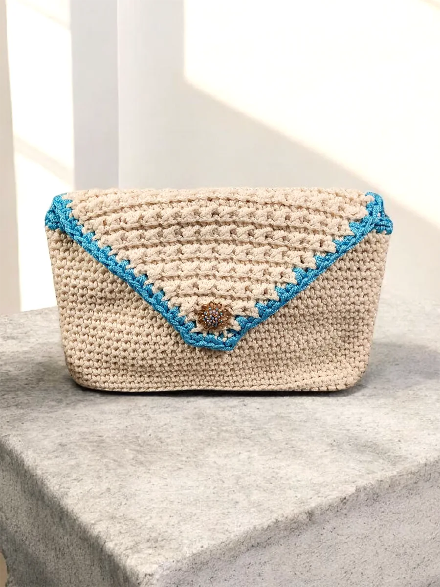 Χειροποίητη πλεκτή τσάντα φάκελος σε κρεμ-γαλάζιο – Casual & Unique