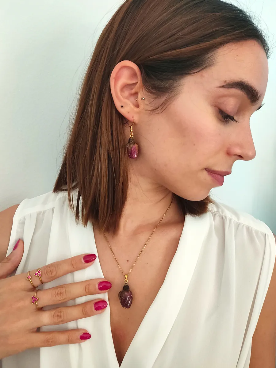 Eternal Rose Dream Set | Χειροποίητο σετ μενταγιόν & σκουλαρίκια με τριαντάφυλλα από υγρό γυαλί | CHRISARTI