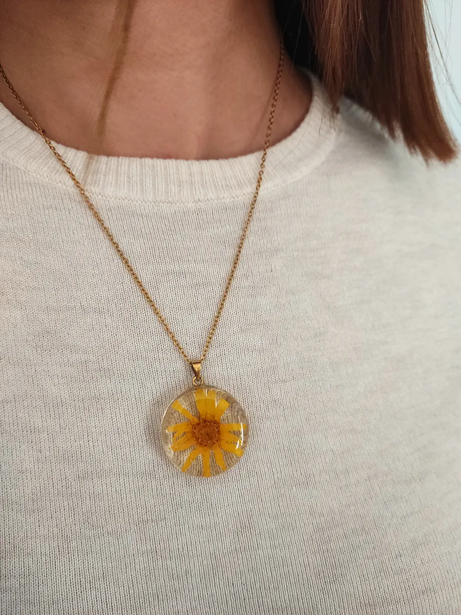 Μενταγιόν στρογγυλό με αληθινό άνθος κίτρινης μαργαρίτας | Blossom Jewelry Collection