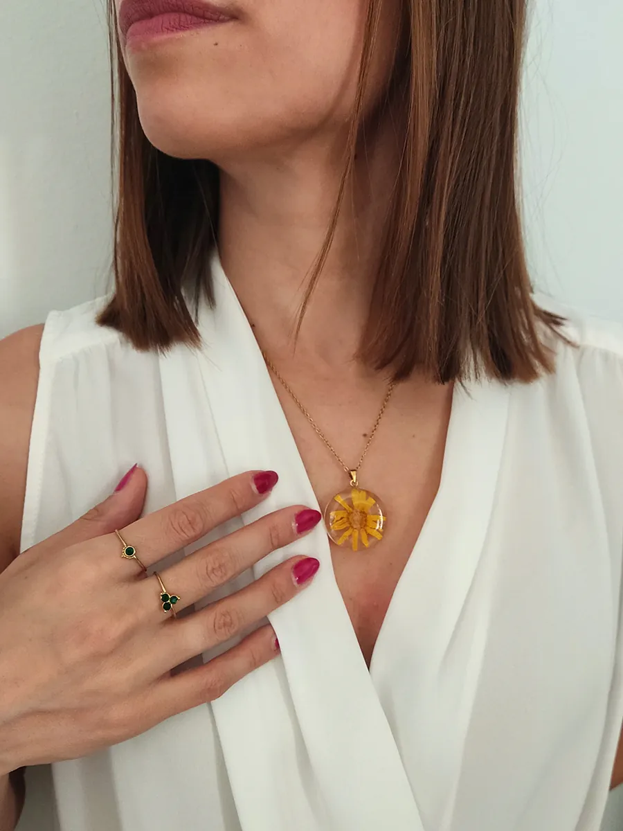 Μενταγιόν στρογγυλό με αληθινό άνθος κίτρινης μαργαρίτας | Blossom Jewelry Collection