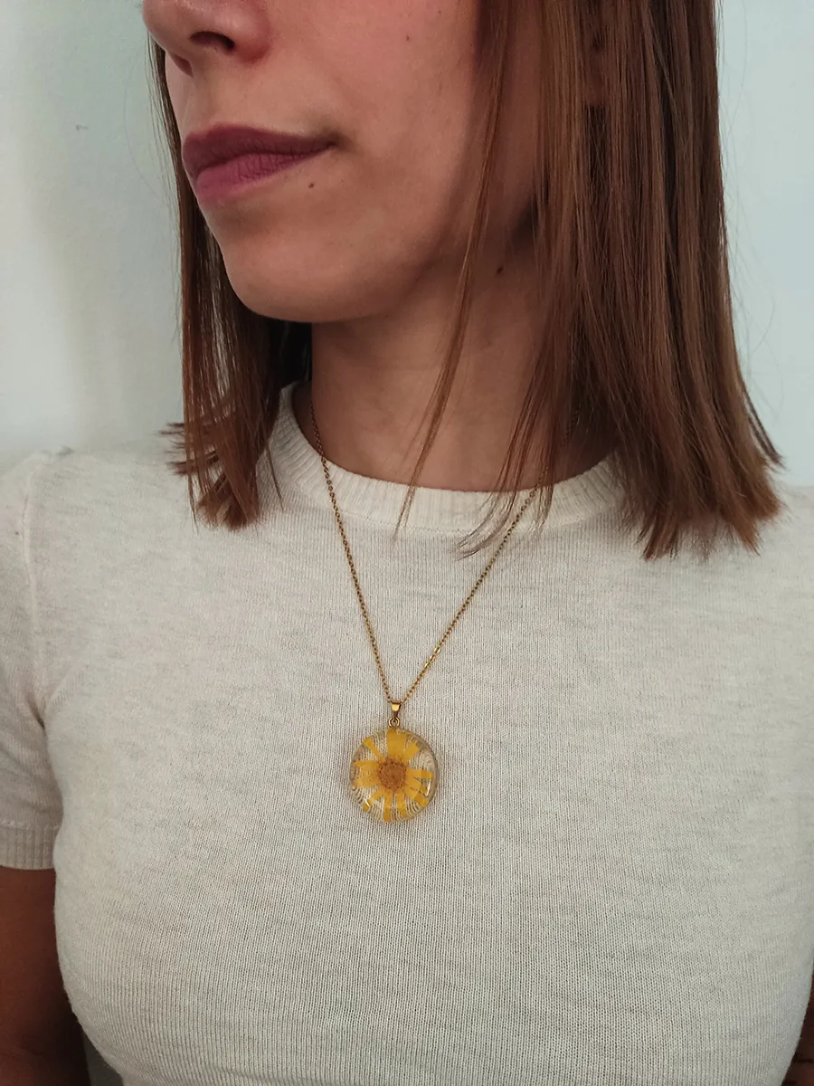 Μενταγιόν στρογγυλό με αληθινό άνθος κίτρινης μαργαρίτας | Blossom Jewelry Collection