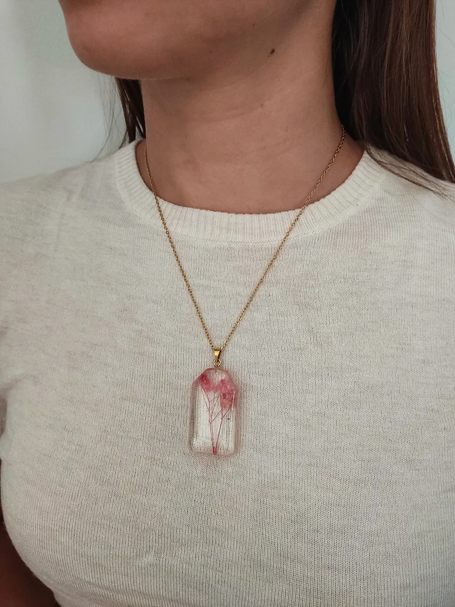 BL_NECKLACES-0018-1 (2) Μενταγιόν με αληθινά άνθη ροζ γυψοφίλης - 2 σχήματα | Blossom Jewelry Collection