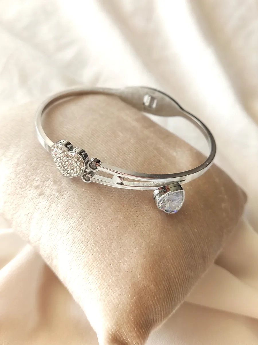 Βραχιόλι χειροπέδα ατσάλινη ασημί με καρδιές