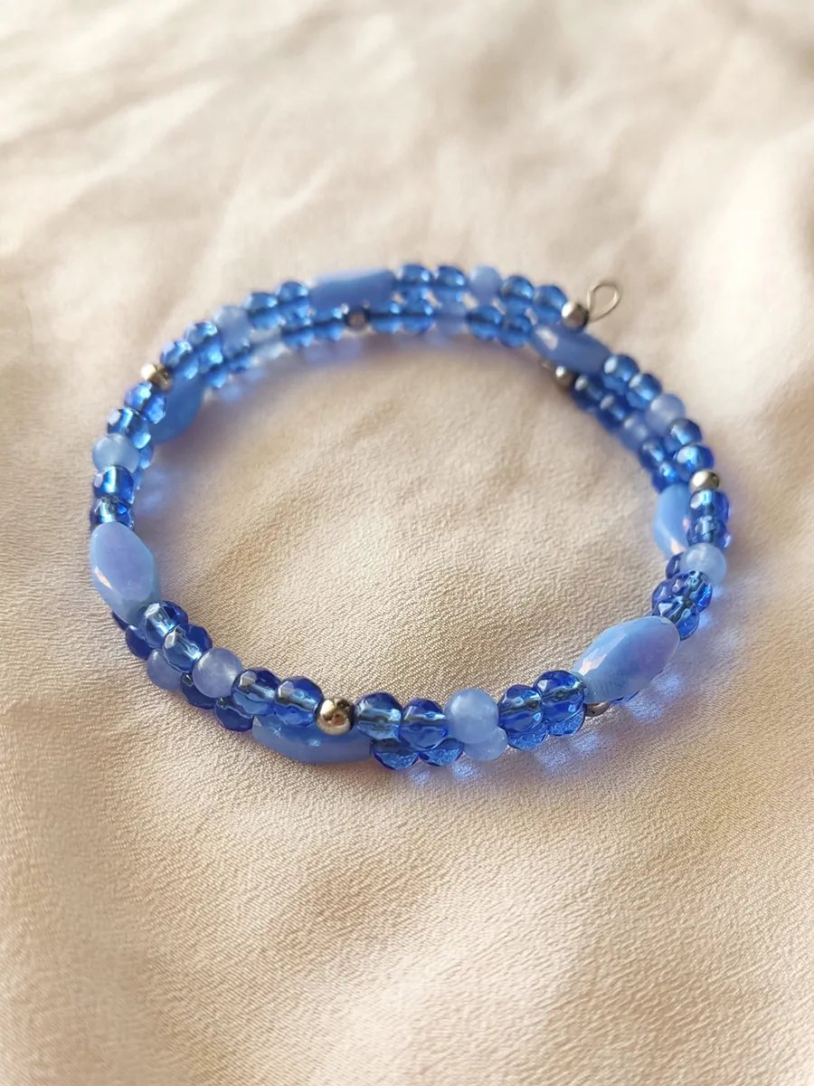 Χειροποίητο Ατσάλινο Βραχιόλι με Μπλε Κρυστάλλινες Χάντρες και Ασημί Λεπτομέρειες | CHRISARTI