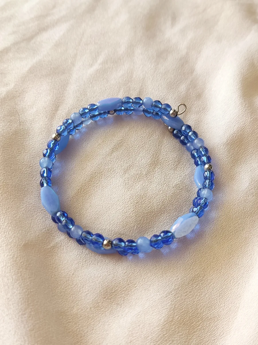 Χειροποίητο Ατσάλινο Βραχιόλι με Μπλε Κρυστάλλινες Χάντρες και Ασημί Λεπτομέρειες | CHRISARTI