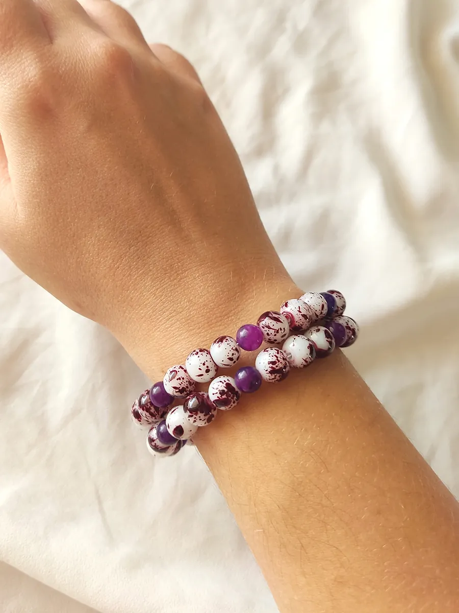 Χειροποίητο Ατσάλινο Βραχιόλι με Λευκές Γυάλινες Χάντρες και Διακριτικές Μοβ Λεπτομέρειες | CHRISARTI