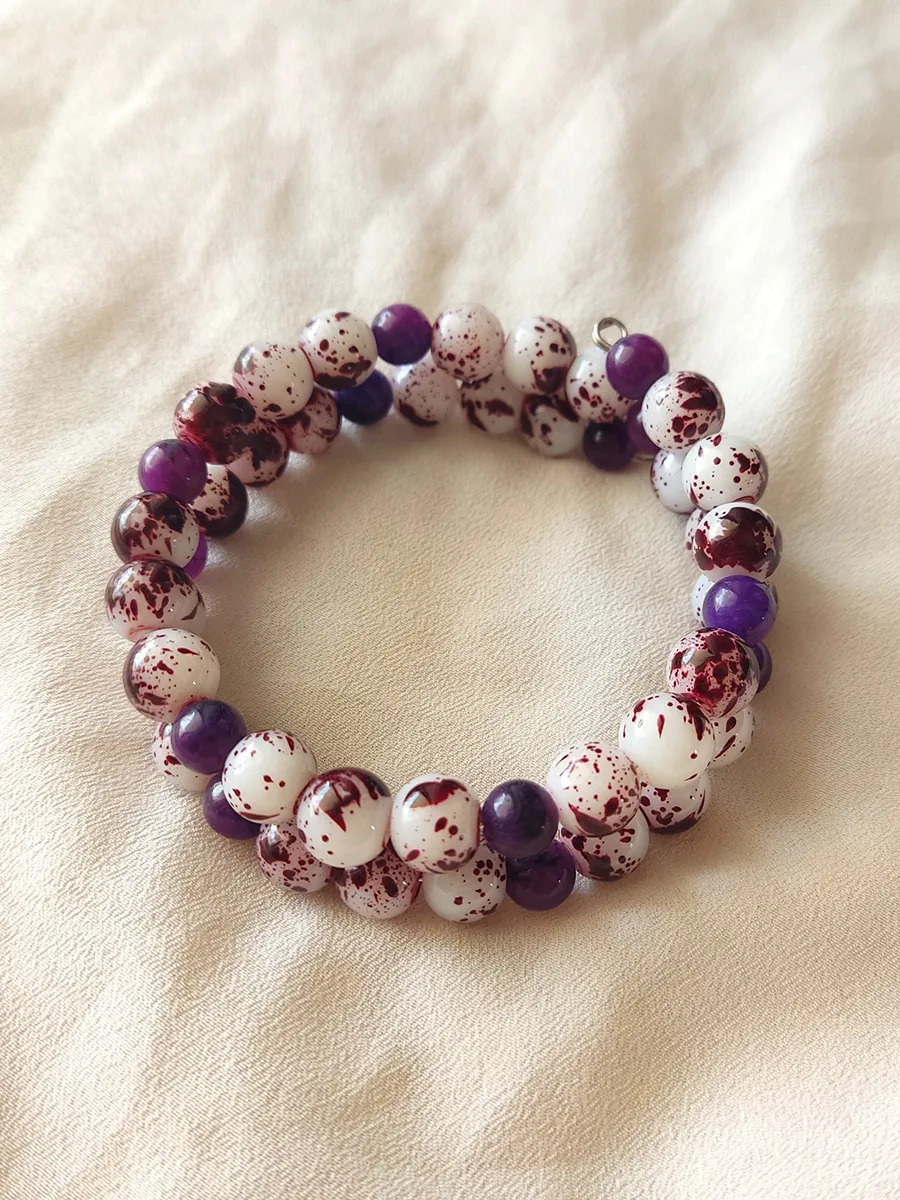 Χειροποίητο Ατσάλινο Βραχιόλι με Λευκές Γυάλινες Χάντρες και Διακριτικές Μοβ Λεπτομέρειες | CHRISARTI