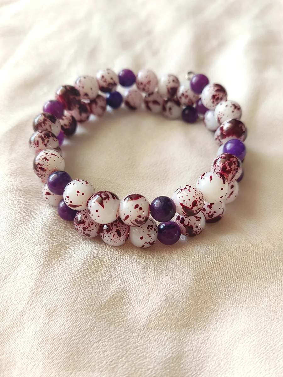 Χειροποίητο Ατσάλινο Βραχιόλι με Λευκές Γυάλινες Χάντρες και Διακριτικές Μοβ Λεπτομέρειες | CHRISARTI