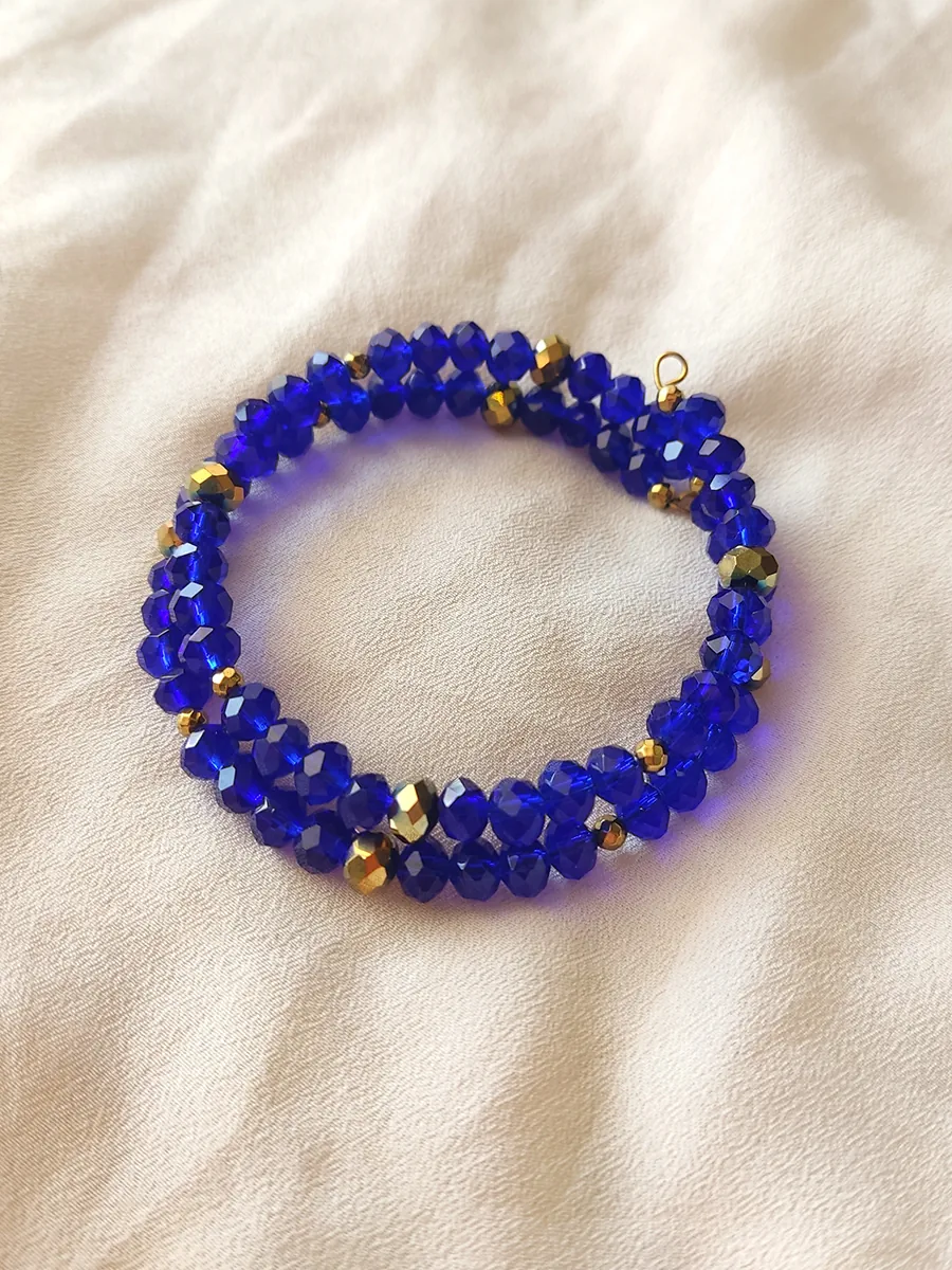 Χειροποίητο Ατσάλινο Βραχιόλι με Μπλε Κρυστάλλινες Χάντρες και Χρυσές Λεπτομέρειες | CHRISARTI