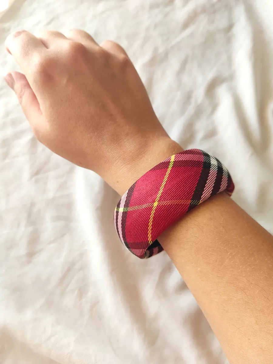 Καρό Bracelet Τύπου Bangle – Κόκκινο, Μαύρο & Λευκό | CHRISARTI