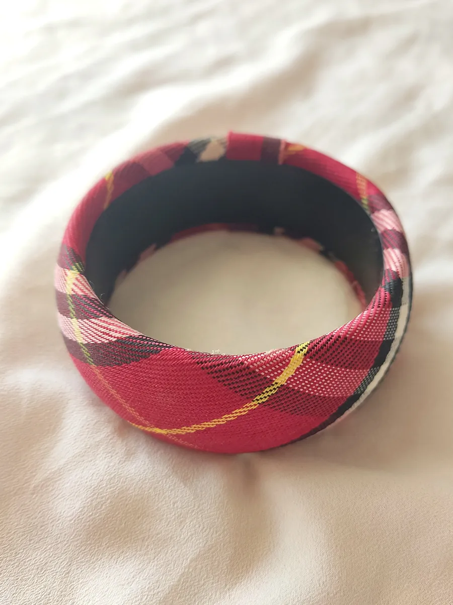 Καρό Bracelet Τύπου Bangle – Κόκκινο, Μαύρο & Λευκό | CHRISARTI