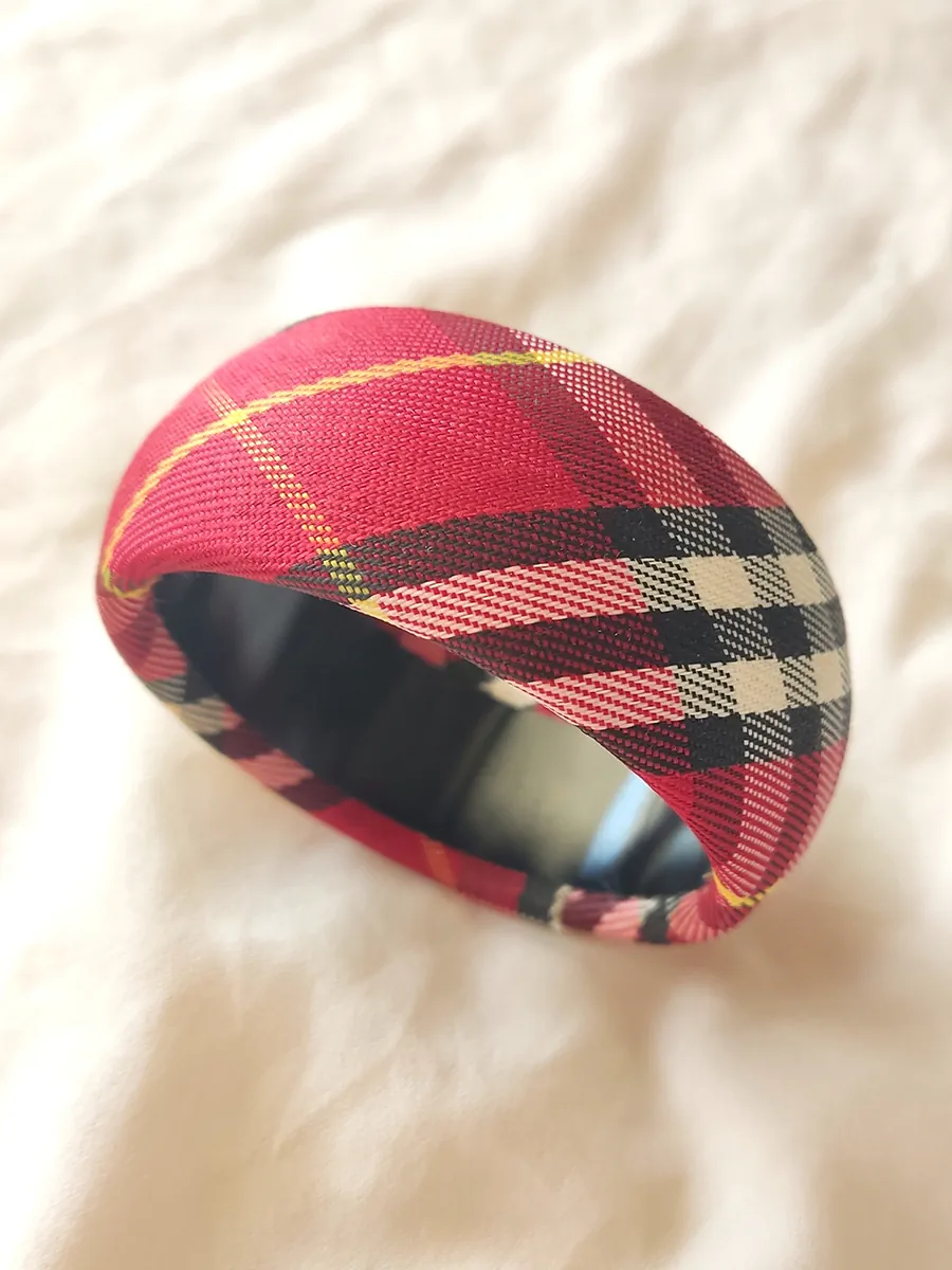 Καρό Bracelet Τύπου Bangle – Κόκκινο, Μαύρο & Λευκό | CHRISARTI