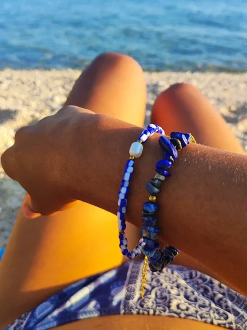 Βραχιόλι με μπλε-λευκές χάντρες & 1 λευκό μαργαριτάρι