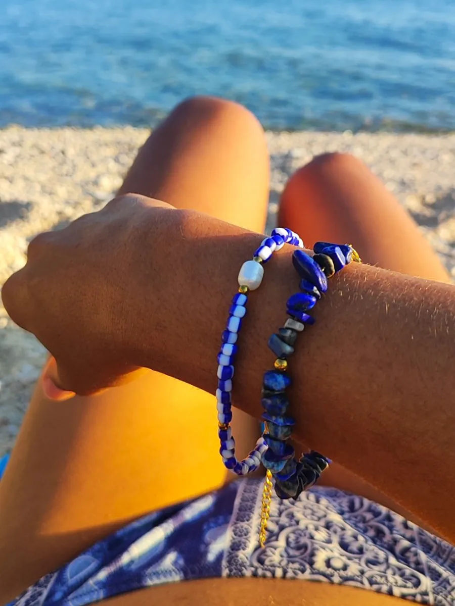 Βραχιόλι με μπλε-λευκές χάντρες & 1 λευκό μαργαριτάρι
