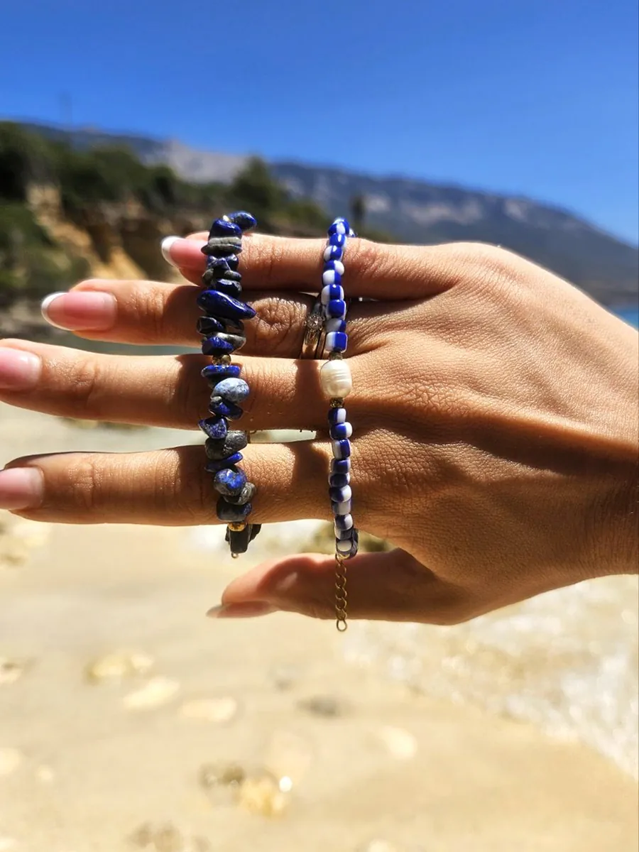 Βραχιόλι με μπλε-λευκές χάντρες & 1 λευκό μαργαριτάρι