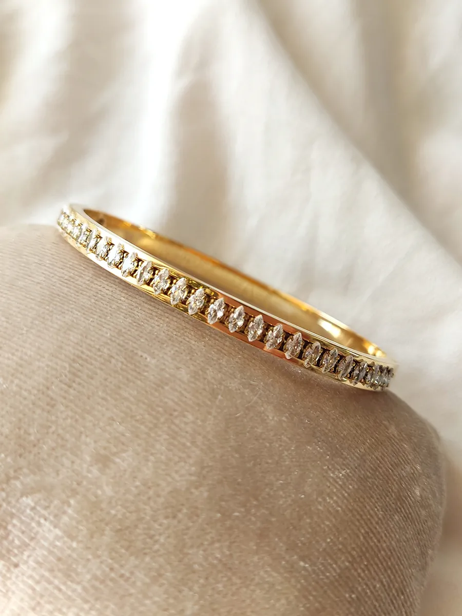 Ατσάλινο χρυσό βραχιόλι χειροπέδα με ζιργκόν – Διαχρονική λάμψη & ανθεκτικό μέταλλο | CHRISARTI