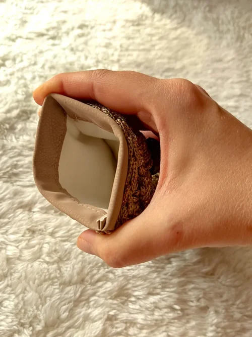 CASE-0006 (1) Χειροποίητη Πλεκτή Θήκη από Μεταλλόνημα σε Μπεζ με Κόκκινη Χρυσοκλωστή | CHRISARTI