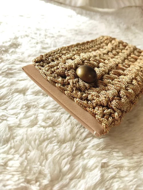 CASE-0006 (3) Χειροποίητη Πλεκτή Θήκη από Μεταλλόνημα σε Μπεζ με Κόκκινη Χρυσοκλωστή | CHRISARTI