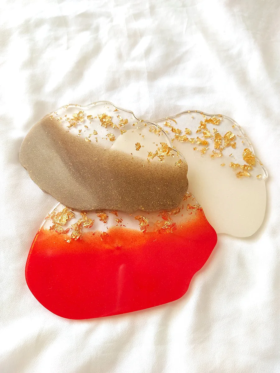 Σετ Χειροποίητα Σουβέρ από Υγρό Γυαλί – 4 Τεμάχια με Φύλλα Χρυσού & Χρώμα