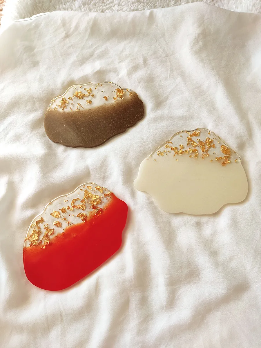 Σετ Χειροποίητα Σουβέρ από Υγρό Γυαλί – 4 Τεμάχια με Φύλλα Χρυσού & Χρώμα