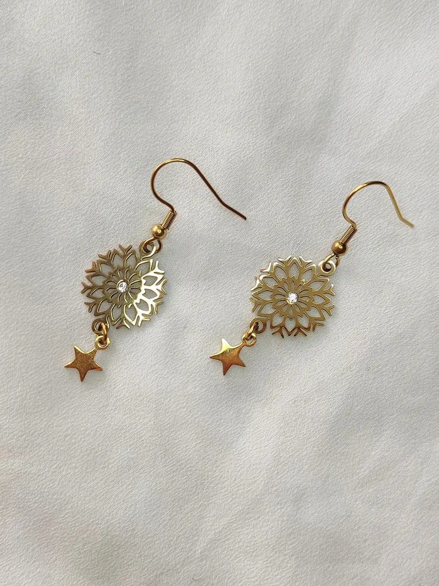 Χειροποίητα Ατσάλινα Χριστουγεννιάτικα Σκουλαρίκια με Νιφάδες και Αστεράκι – Γιορτινή Λάμψη | CHRISARTI