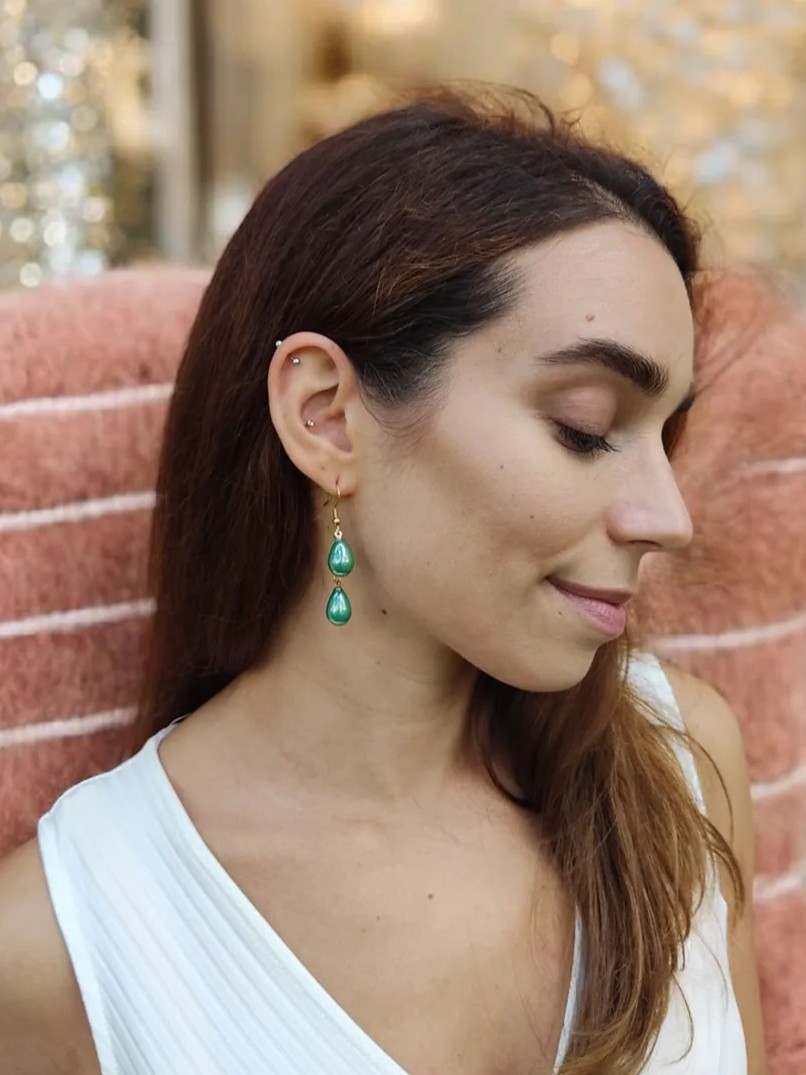 EARRINGKR-0021 Χειροποίητα Κρεμαστά Ατσάλινα Σκουλαρίκια με Πράσινα Δάκρυα και Ασύμμετρες Αλυσίδες | CHRISARTI