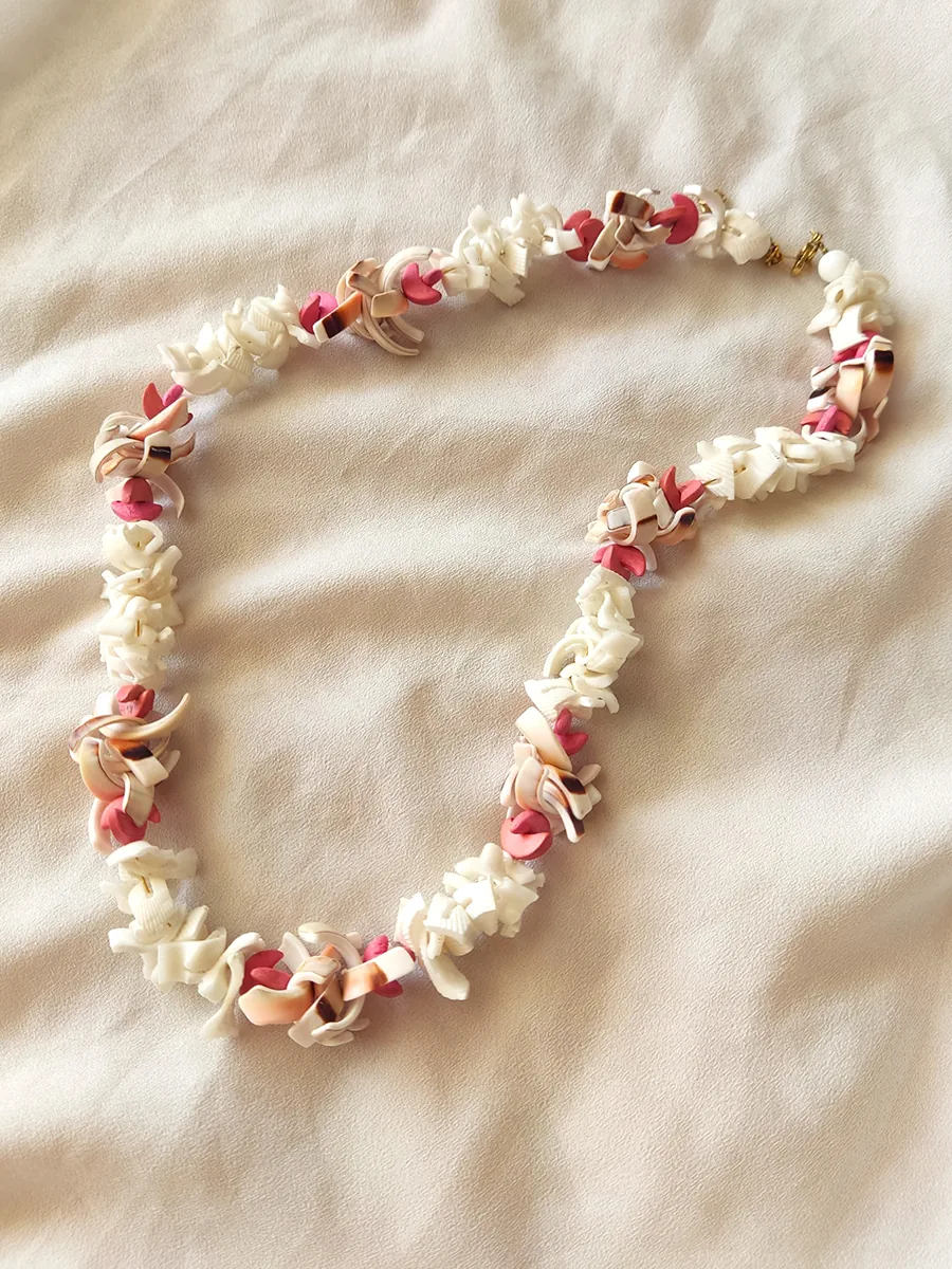 Κολιέ με κομμάτια από κοχύλια σε λευκές & κρεμ αποχρώσεις με ροζ λεπτομέρειες | CHRISARTI