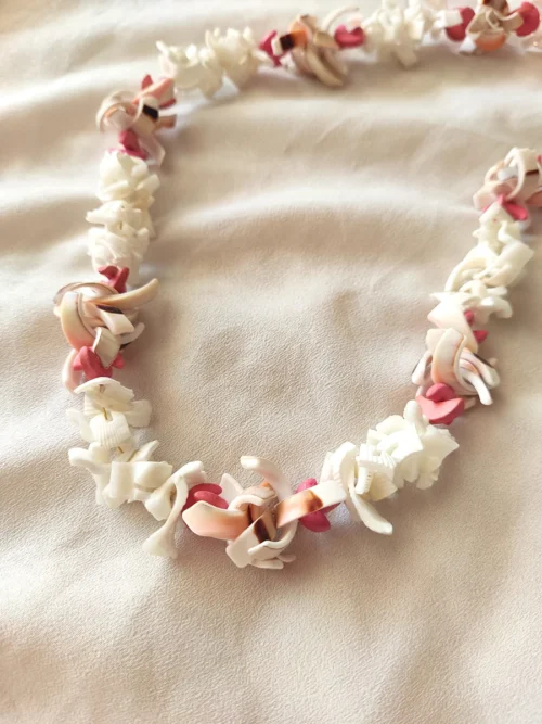 Κολιέ με κομμάτια από κοχύλια σε λευκές & κρεμ αποχρώσεις με ροζ λεπτομέρειες | CHRISARTI