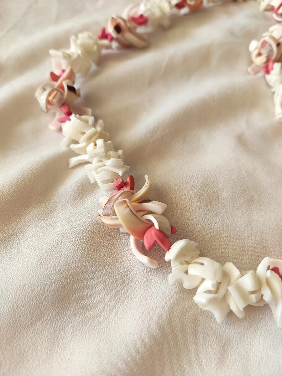 Κολιέ με κομμάτια από κοχύλια σε λευκές & κρεμ αποχρώσεις με ροζ λεπτομέρειες | CHRISARTI
