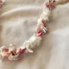 Κολιέ με κομμάτια από κοχύλια σε λευκές & κρεμ αποχρώσεις με ροζ λεπτομέρειες | CHRISARTI