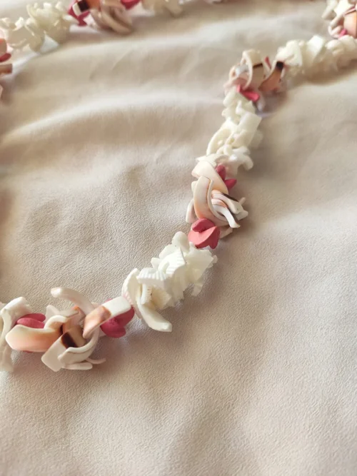 Κολιέ με κομμάτια από κοχύλια σε λευκές & κρεμ αποχρώσεις με ροζ λεπτομέρειες | CHRISARTI