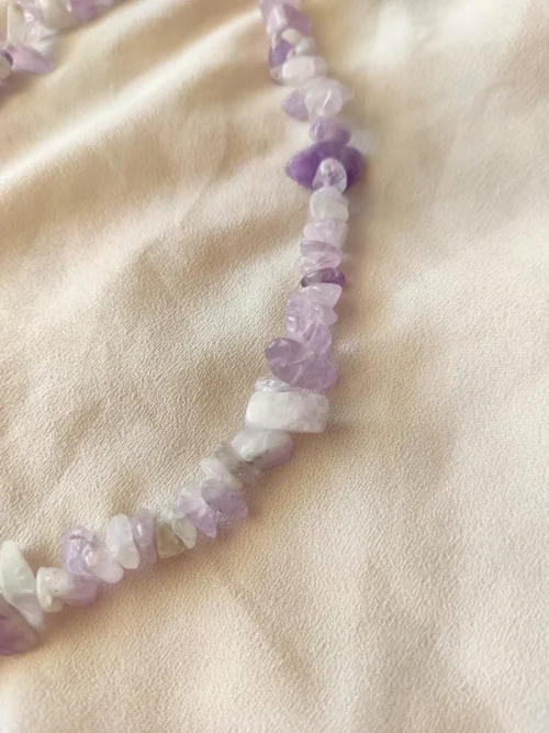 Χειροποίητο Κολιέ με Τσιπς Αμέθυστου σε Λιλά Αποχρώσεις – 44εκ | CHRISARTI