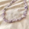 Χειροποίητο Κολιέ με Τσιπς Αμέθυστου σε Λιλά Αποχρώσεις – 44εκ | CHRISARTI