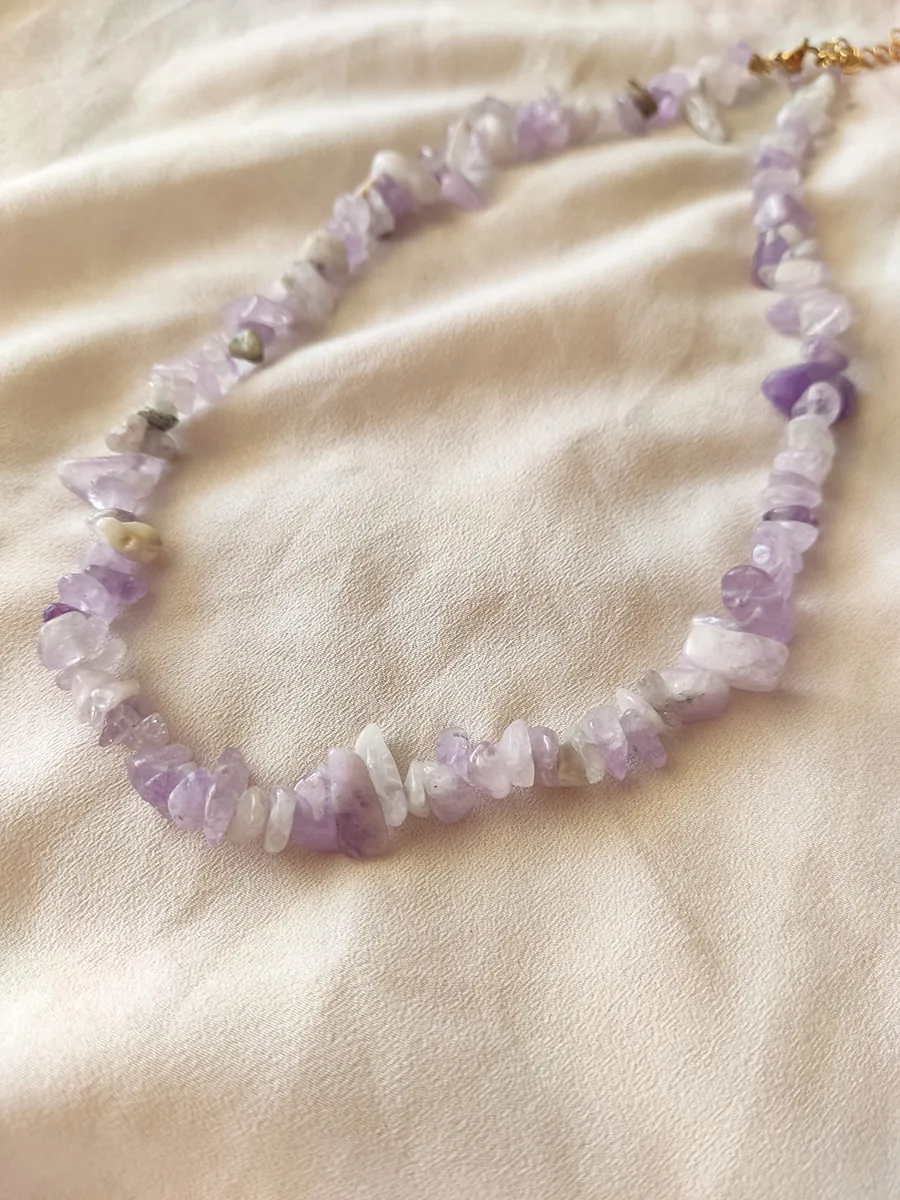 Χειροποίητο Κολιέ με Τσιπς Αμέθυστου σε Λιλά Αποχρώσεις – 44εκ | CHRISARTI