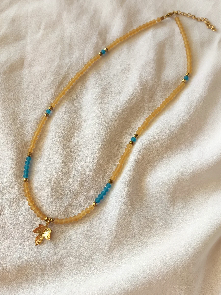 Χειροποίητο Κολιέ με Ανάγλυφο Φύλλο Πλατάνου & Ματ χάντρες σε Πετρόλ–Καφέ | CHRISARTI