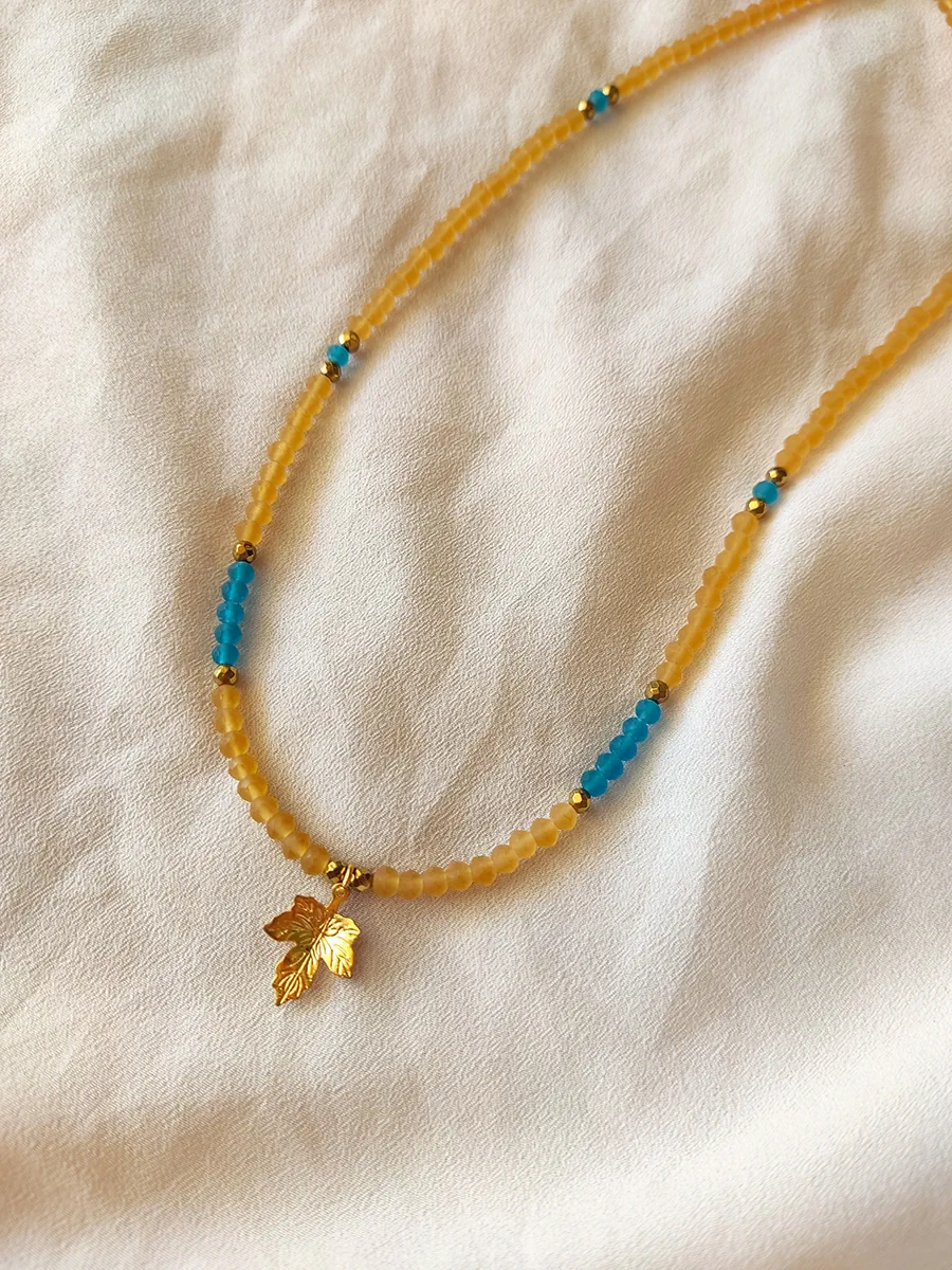 Χειροποίητο κολιέ με ατσάλινο φύλλο πλατάνου – Πετρόλ & καφέ ματ χάντρες | CHRISARTI