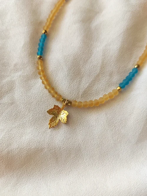 Χειροποίητο Κολιέ με Ανάγλυφο Φύλλο Πλατάνου & Ματ χάντρες σε Πετρόλ–Καφέ | CHRISARTI