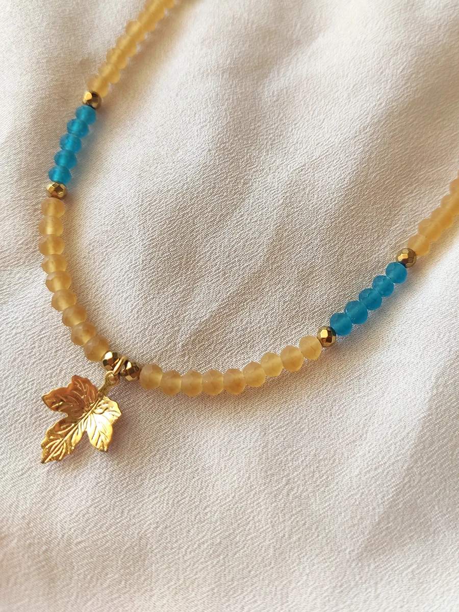 Χειροποίητο Κολιέ με Ανάγλυφο Φύλλο Πλατάνου & Ματ χάντρες σε Πετρόλ–Καφέ | CHRISARTI