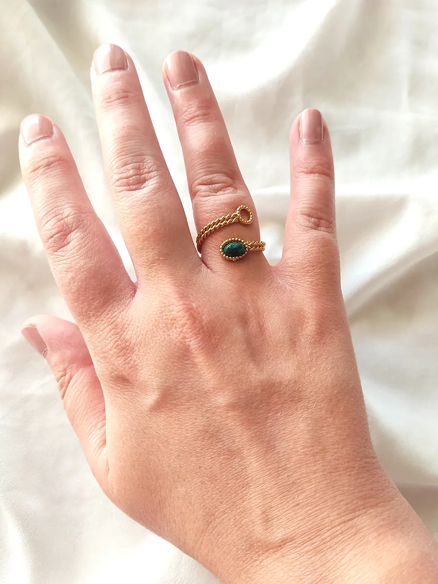 Ατσάλινο Επιχρυσωμένο Δαχτυλίδι με Μαλαχίτη και Διπλή Πλεγμένη Βάση | CHRISARTI