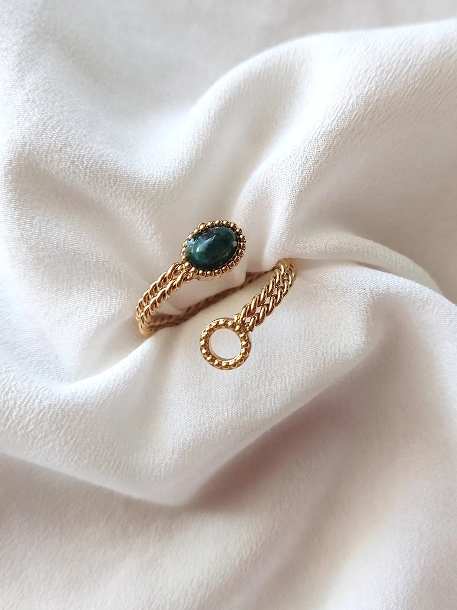 Ατσάλινο Επιχρυσωμένο Δαχτυλίδι με Μαλαχίτη και Διπλή Πλεγμένη Βάση | CHRISARTI